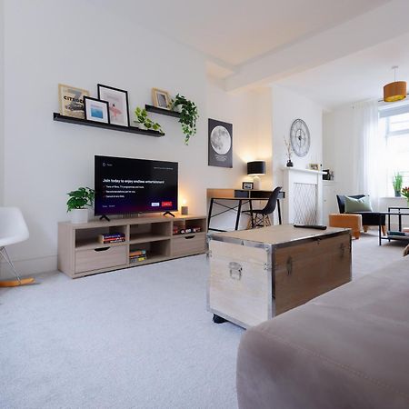 Stayright 3 Bed Home Near Hiking Trails & Parks Llwynypia Buitenkant foto