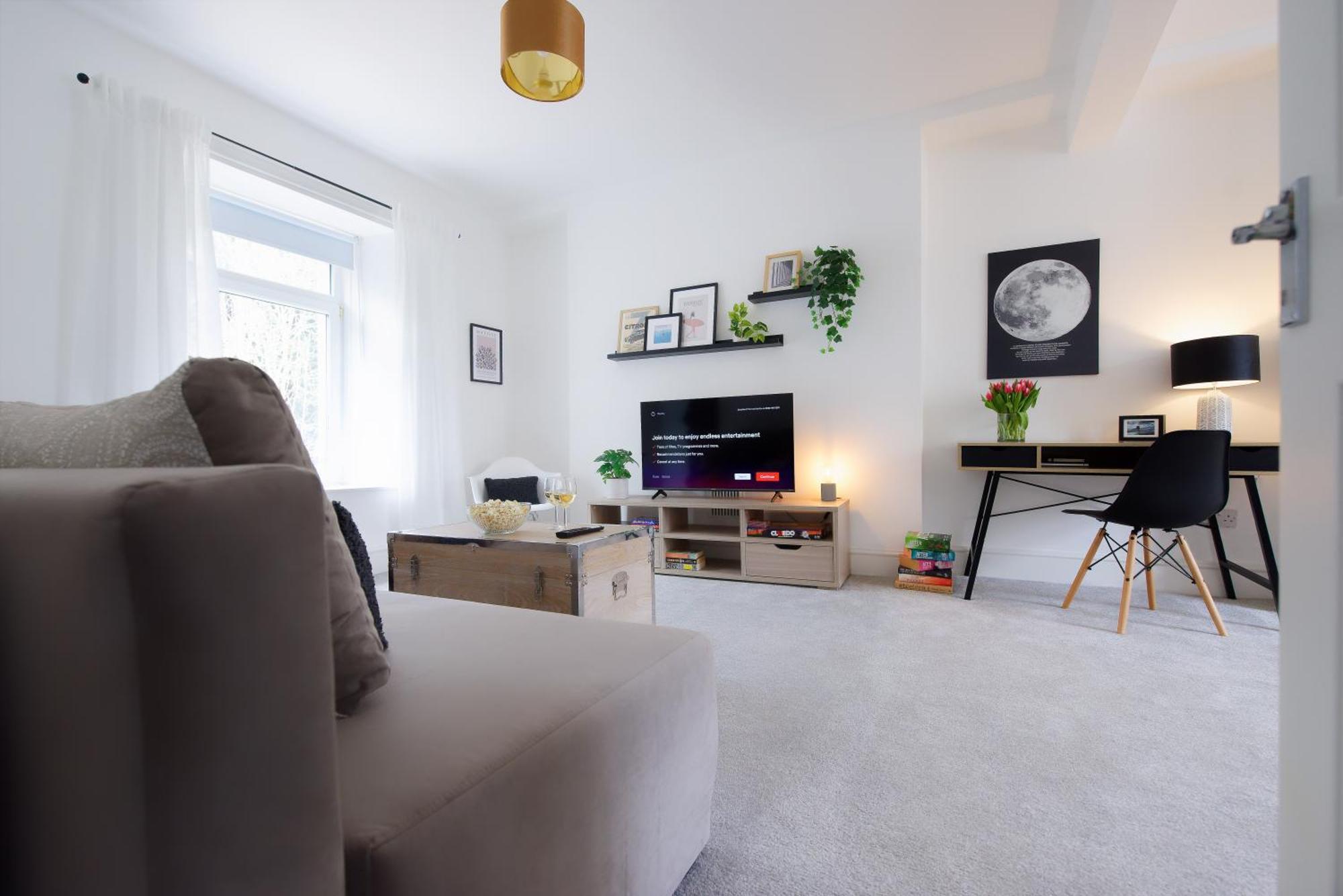 Stayright 3 Bed Home Near Hiking Trails & Parks Llwynypia Buitenkant foto